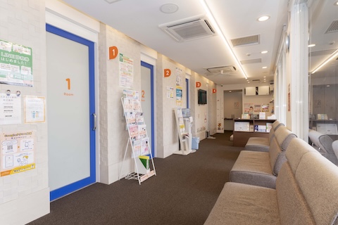 長久手さくら歯科・矯正歯科の明るく清潔な待合室