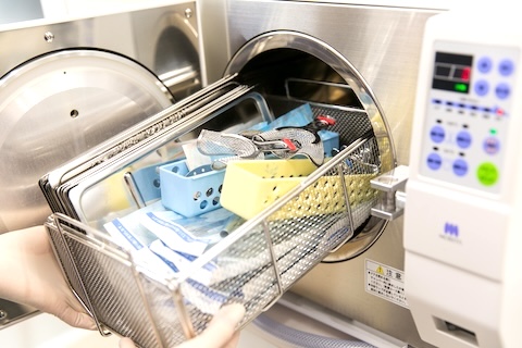 治療器具を個包装で滅菌する様子